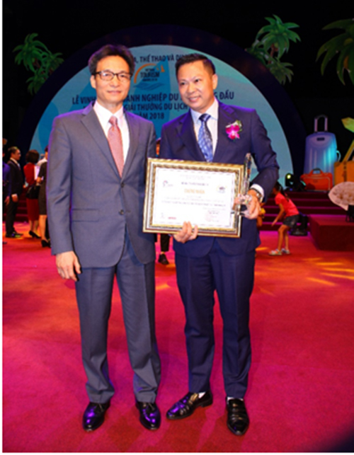 Tổng Giám đốc Nguyễn Hồng Đài vinh dự chụp ảnh cùng Phó Thủ tướng Chính phủ Vũ Đức Đam